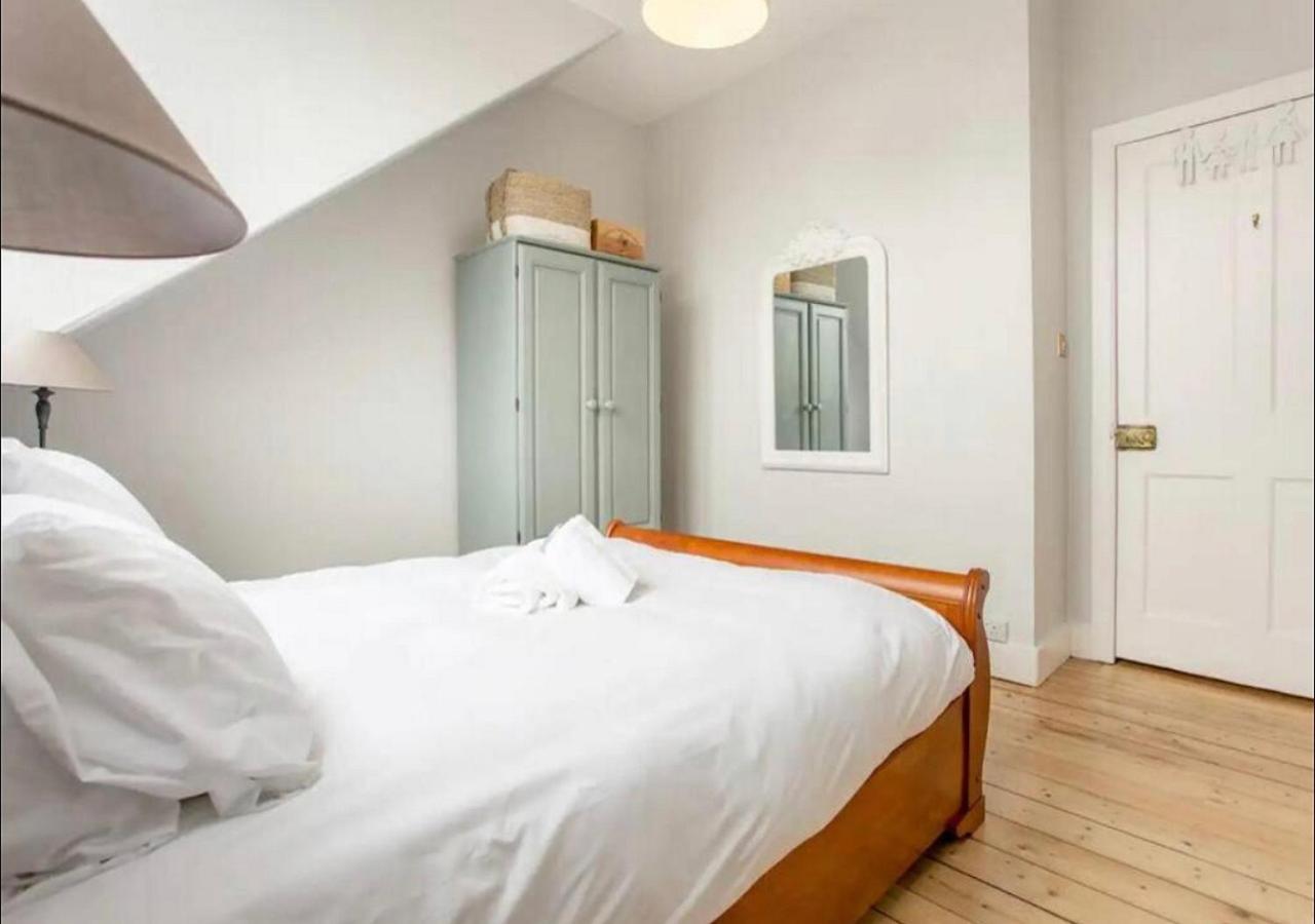 Appartement Modern, Bright & Spacious 3 Bedroom In The Heart Of The Centre - Double Beds - Sleeps Up To 6 Guests *